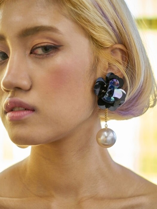 Vonditole black Swan earrings
