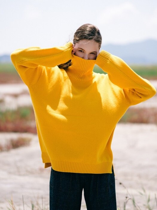 Unisex Over-Sized Yellow Turtleneck Wool Knit