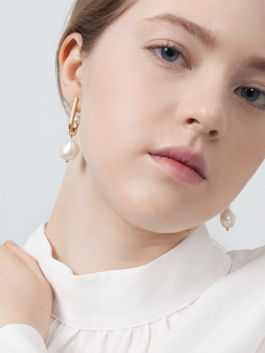 Twinkle pearl J-earring