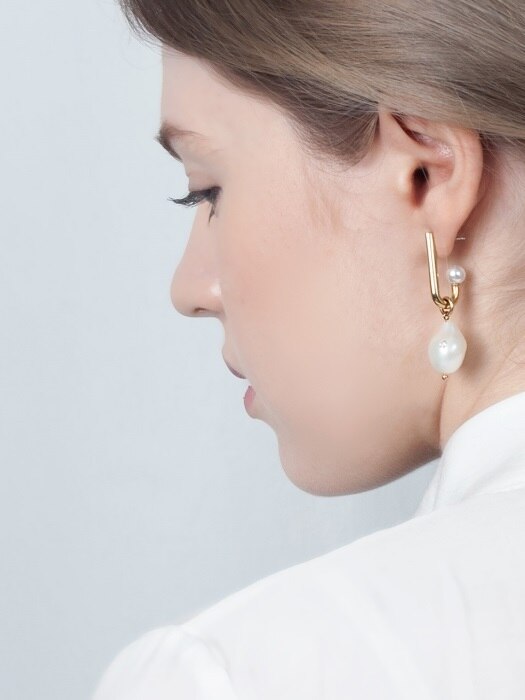 Twinkle pearl J-earring