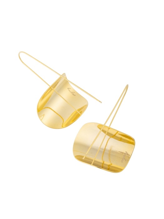 Shield Shape Earring (gold)