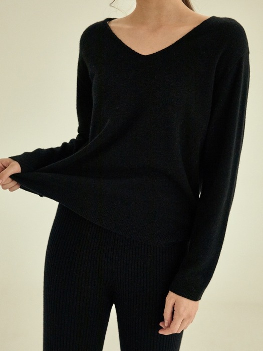 Bright v-neck wool knit [black]