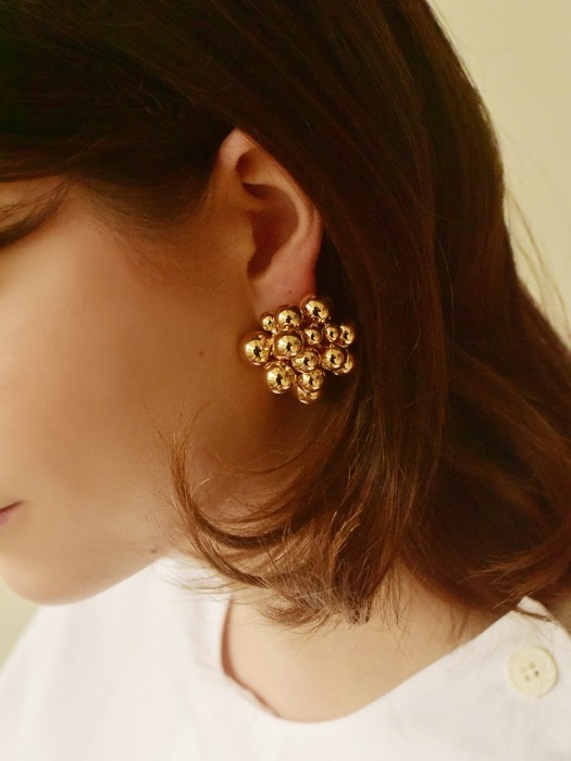 gold holiday ball earring