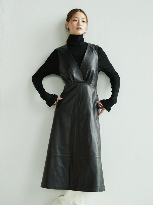 [N]GWANGHWAMUN V-neck leather dress (Black)