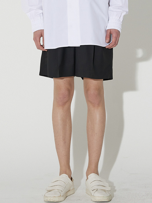 Two Tuck Bermuda Shorts(Black)