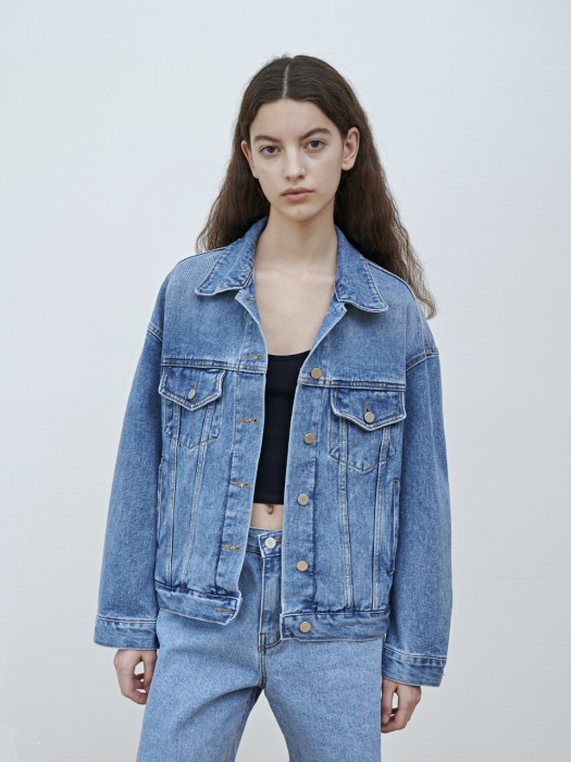 OVERSIZED DENIM TRUCKER JACKET [LIGHT BLUE]