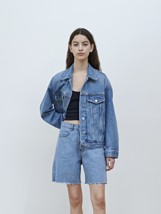 OVERSIZED DENIM TRUCKER JACKET [LIGHT BLUE]