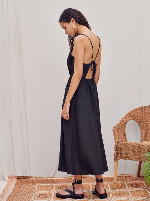 Simple neckline back-open dress