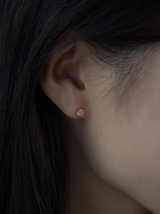 14k Daisy earrings