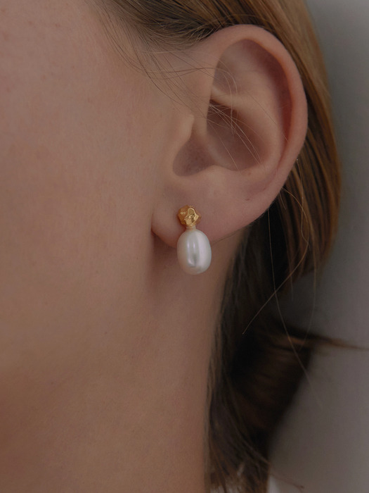 Wagon pearl earring