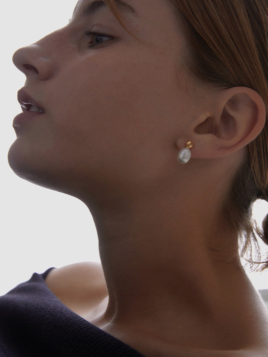 Wagon pearl earring