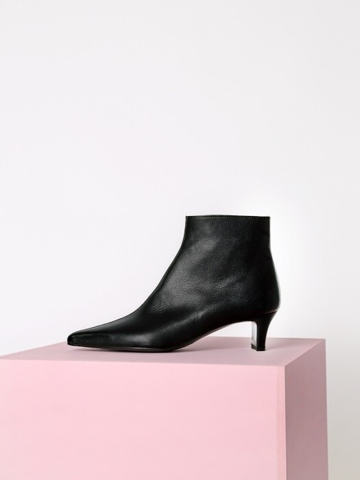 POINTED ANKLE BOOTS - BLACK