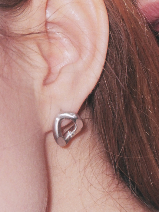 ADB007 Unbalcance chain earrings