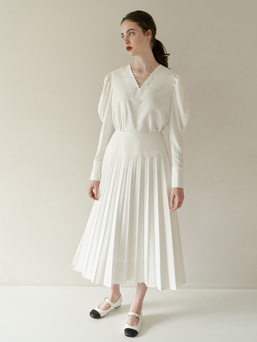 Classic pleated long skirt (white)