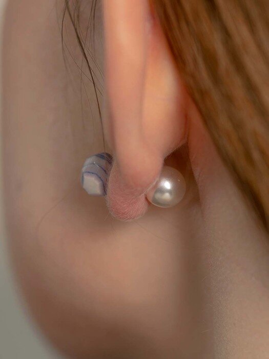 2022 PANTONE stratum pearl earring (LP)