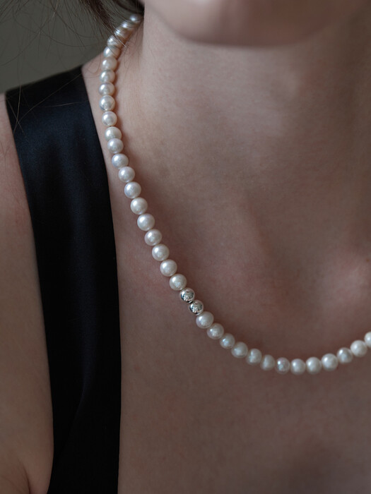 Silver pearl necklace
