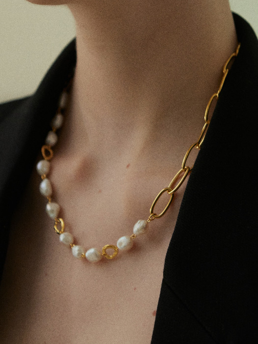 present pearl bold necklace