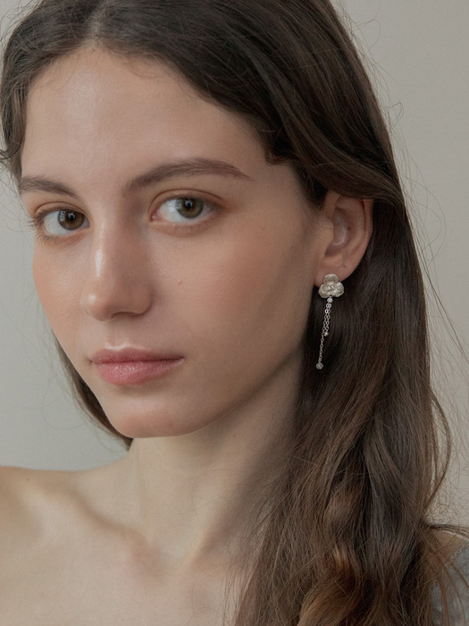 [Silver] Bright flower and drop chain earring