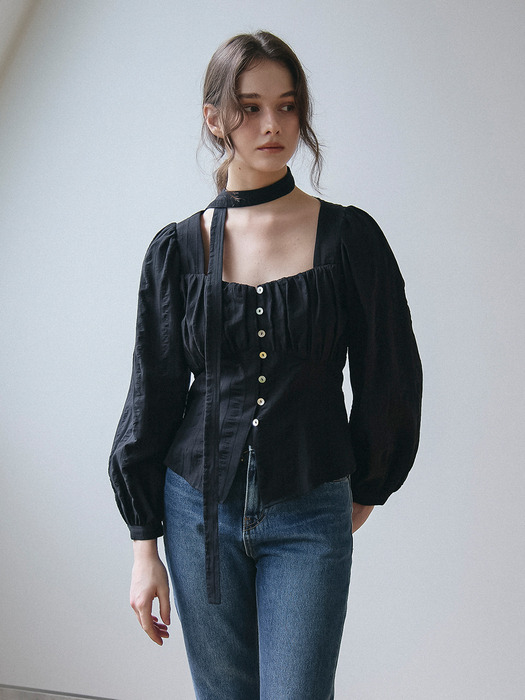 HEART NECK SHIRRING BLOUSE_BLACK