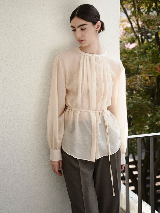 라운드넥 스트랩 블라우스 스킨 베이지 ROUND NECK STRAP BLOUSE SKIN BEIGE