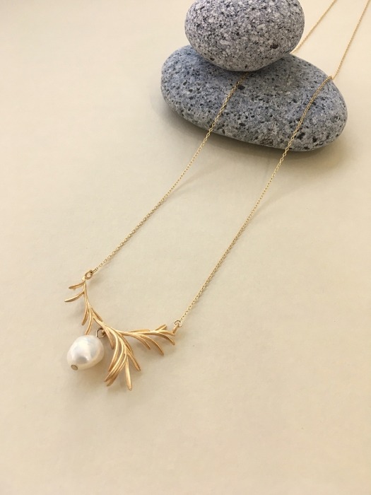 LEAF PEARL NECKLACE