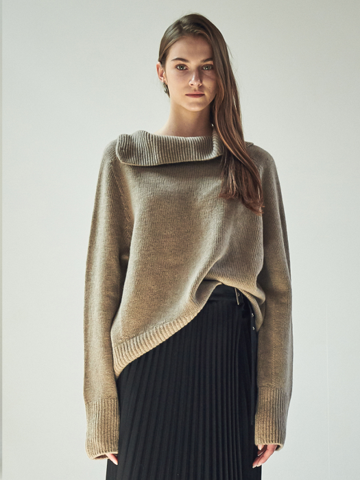 BACK BUTTON ROLL NECK KNIT JUMPER_BROWN