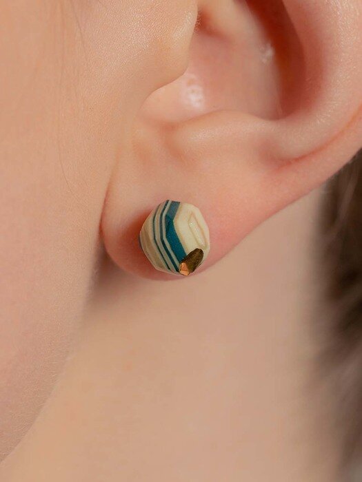 2022 PANTONE stratum pearl earring (BG)