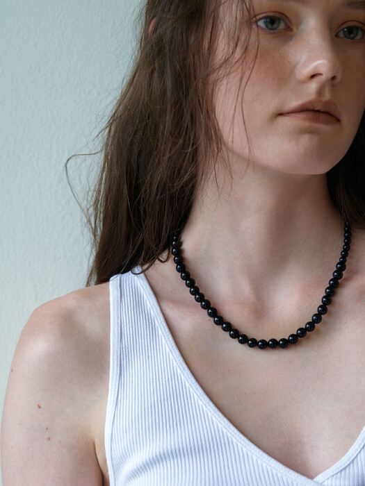 Bare black necklace