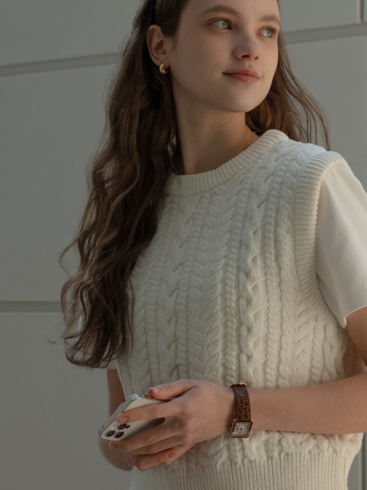 Round neck cable knit vest_Ivory