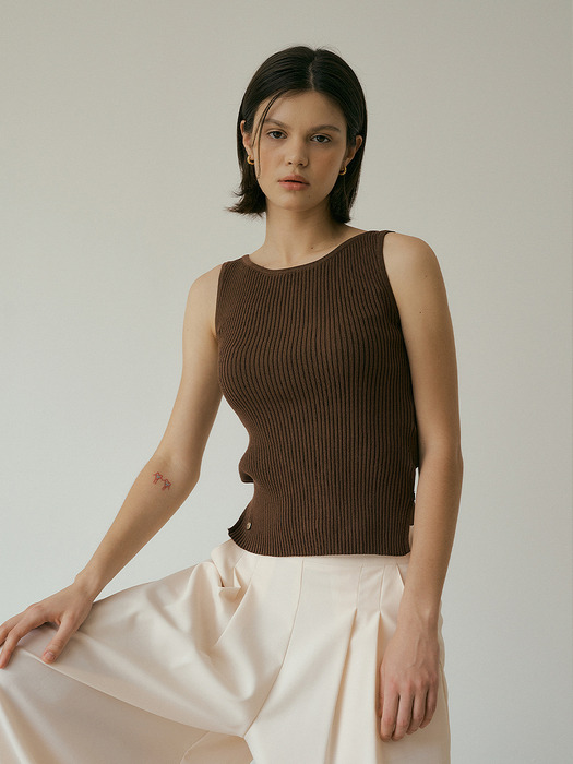 Back strap boat-neck sleeveless knit (brown)