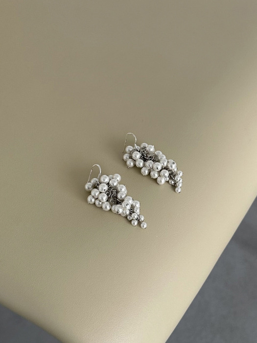 pearl grape earring - white