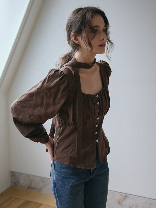 HEART NECK SHIRRING BLOUSE_BROWN