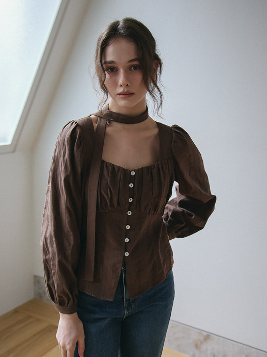 HEART NECK SHIRRING BLOUSE_BROWN