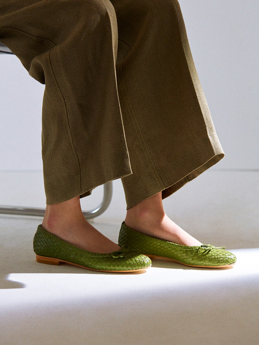 WEAVING LEATHER FLATS_MOSS GREEN