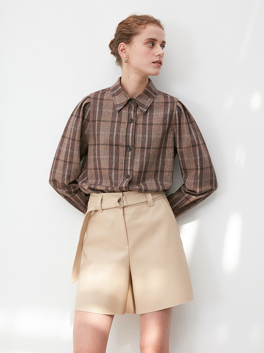 ECO LEATHER BELTED SHORTS in Light Beige [U0W0P312/71]
