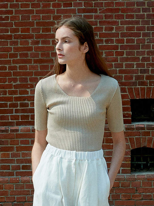 V.half square neck knit (beige)
