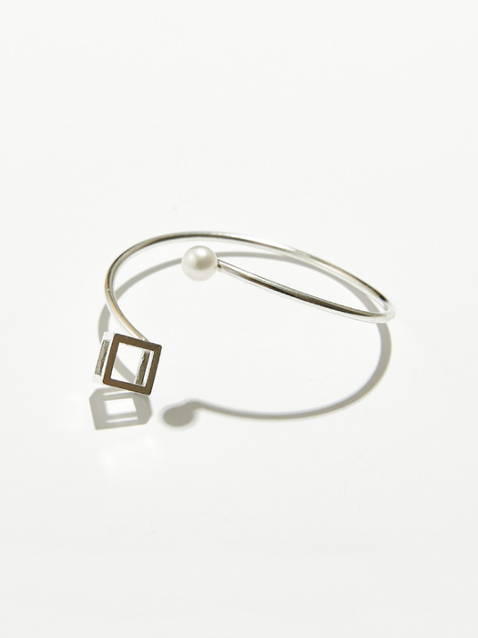 Frame Cube Pearl Bangle