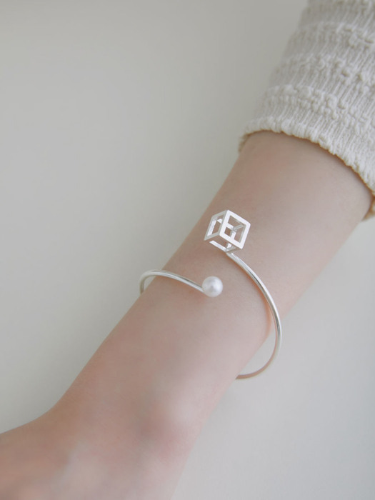 Frame Cube Pearl Bangle