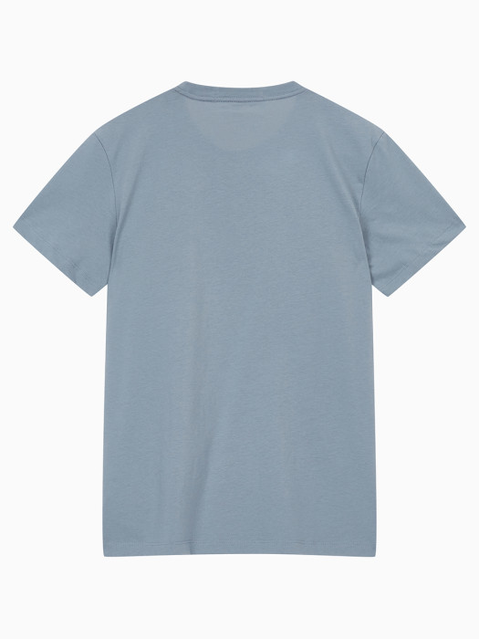 남 블루진그레이 레귤러핏 CK 로고 뱃지 반팔 티셔츠 J320988 PN6