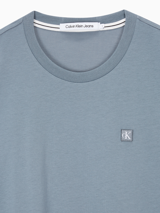 남 블루진그레이 레귤러핏 CK 로고 뱃지 반팔 티셔츠 J320988 PN6