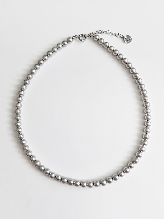Classic Pearl Necklace / Light Grey