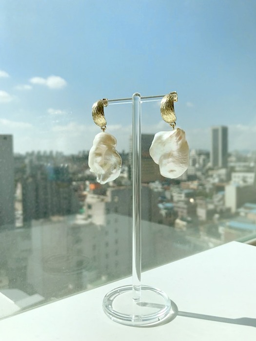 Baroque pearl holiday earring