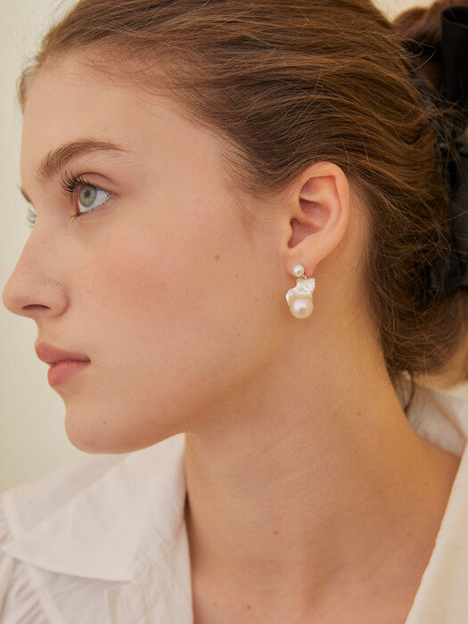 Hiz Mini Baroque Pearl Earrings