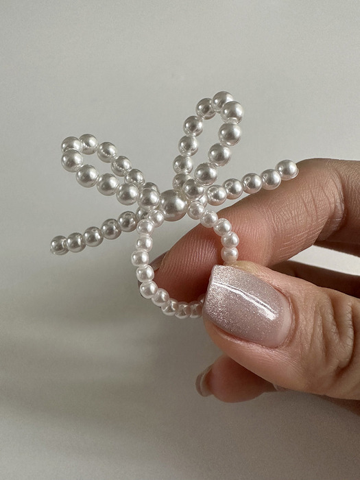 Pearl ribbon ring