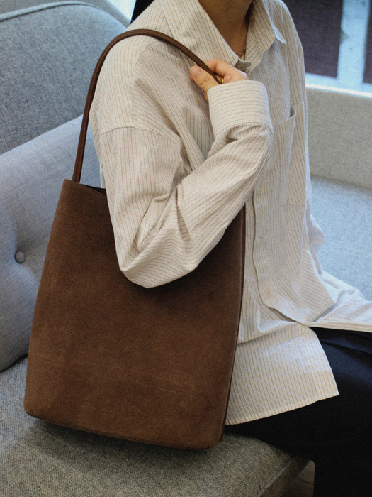 [단독]Large Mug shoulder bag Suede Chestnut