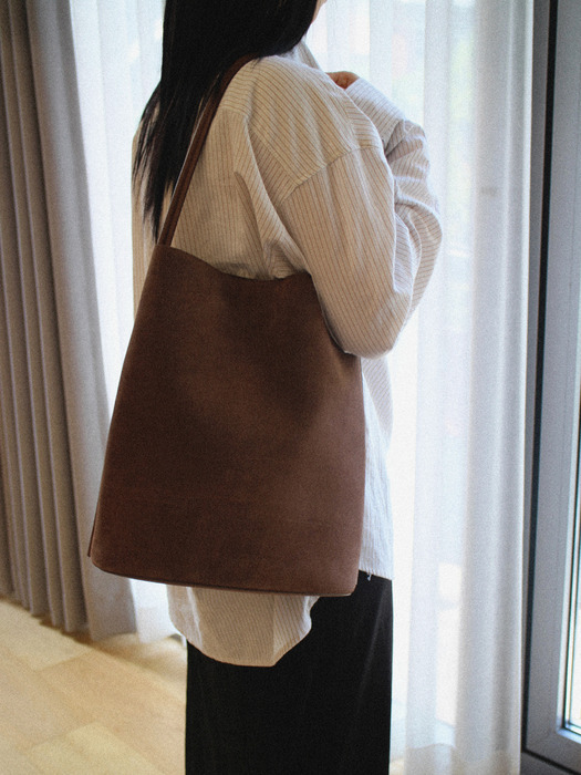 [단독]Large Mug shoulder bag Suede Chestnut