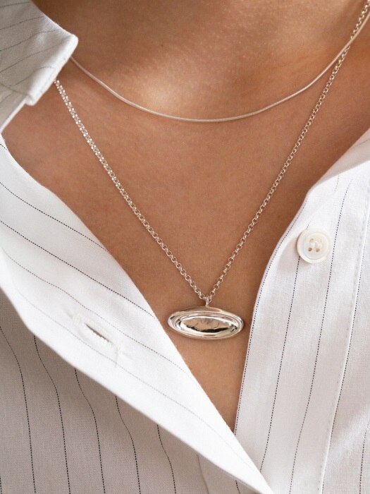Vestige oval necklace