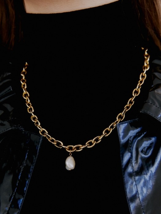 Pearl & Bold Chain Necklace