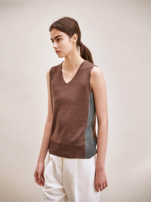[BROWN] V-NECK TWO TONE SLEEVELESS KNIT 