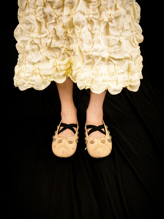 Pointed toe flower ballerinas | Beige